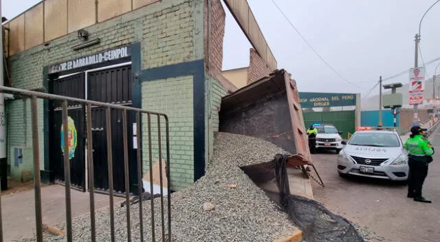 Ate: camión cargado de materiales se estrella contra pared de ingreso al penal Barbadillo [VIDEO]