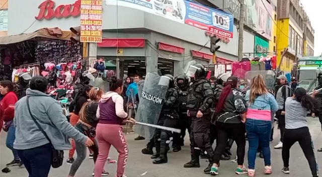 Comerciantes agredieron con palos al personal municipal de San Juan de Miraflores.