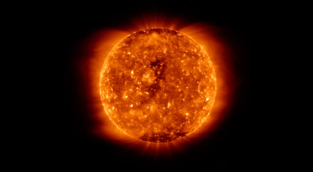 El Sol continuará calentándose durante los mil millones de años próximos y eventualmente se quedará sin hidrógeno para fusionarse en su núcleo.