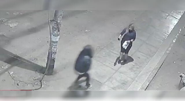 Ate: mujer entrega su celular a ladrón armado para evitar ser atacada