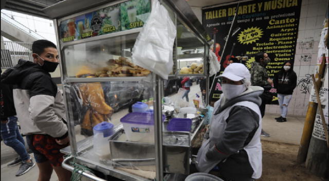 Personas yéndose a trabajar compran sus desayunos antes de empezar sus jornadas