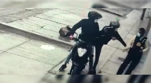 Los Olivos: roban pistola a vigilante de clínica que se encontraba distraído en su celular [video]
