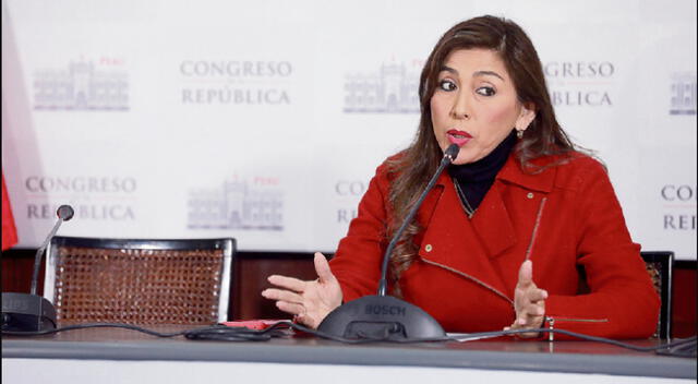 Presidenta del Congreso Lady Camones declara sobre los cambios en la PNP