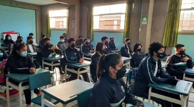 Alumnos de colegio portando mascarillas para evitar el contagio de covid-19