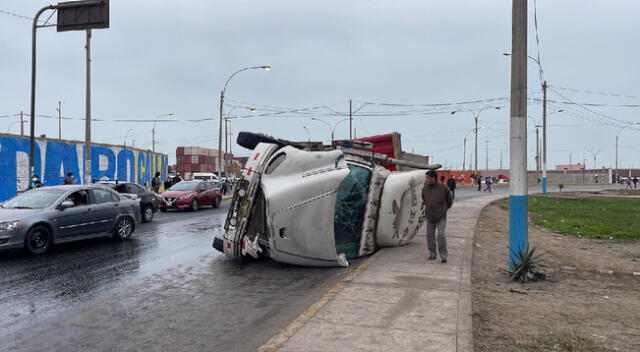 Camión de carga pesada quedó volcado tras una mala maniobra señalan testigos