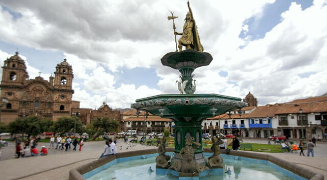 Turistas se bañaron desnudos en el Centro de Cusco pese a ir contra las autoridades del Cusco.