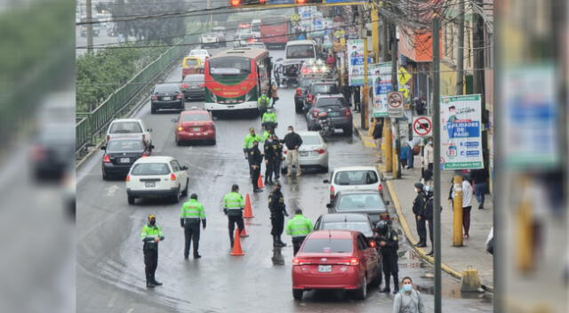 Efectivos policiales realizando operativo en Puente Nuevo en El Agustino
