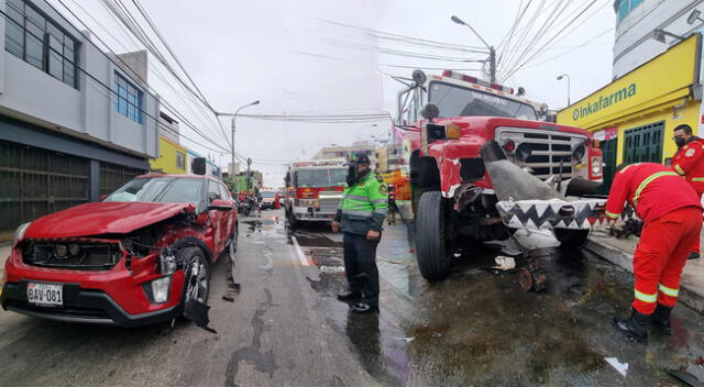 Bomberos que se encontraban yendo a atender una emergencia fuero impactados por otras unidades en Magdalena del Mar.