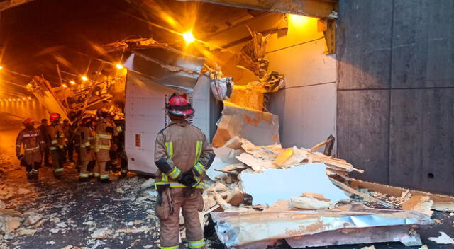 Camión frigorífico impacta contra puente en Miraflores.