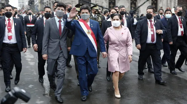Pedro castillo junto a su esposa Lilia Paredes y su hijo caminando por el Centro Histórico de Lima.