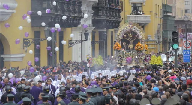 Imagen del Señor de los Milagros por las calles de la Plaza de Armas de Lima