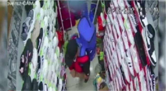 Delincuente en la tienda de zapatillas donde ingresó a robar a menor