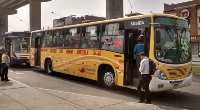 Bus de La 50 recorriendo las calles de Lima recogiendo pasajeros