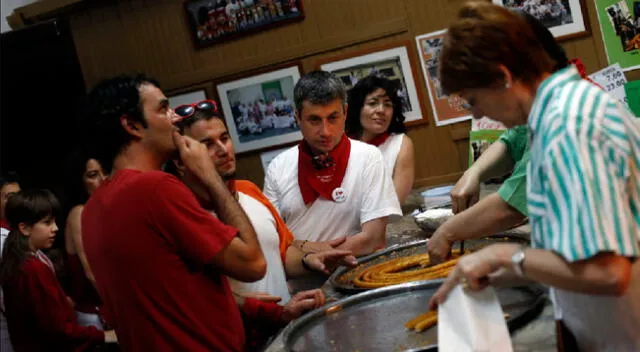 Comensales esperando que los churros estén listos para poder comprarlos