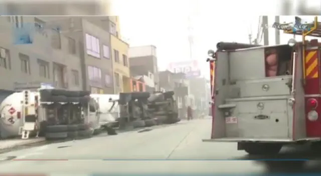 Camión cisterna volcado junto a un camión de los bomberos