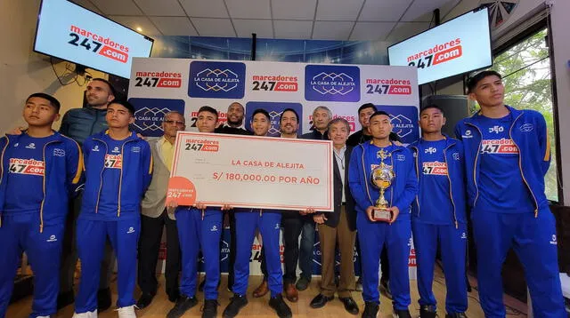 Los jugadores José Carvallo y Rinaldo Cruzado presentes en ceremonia.