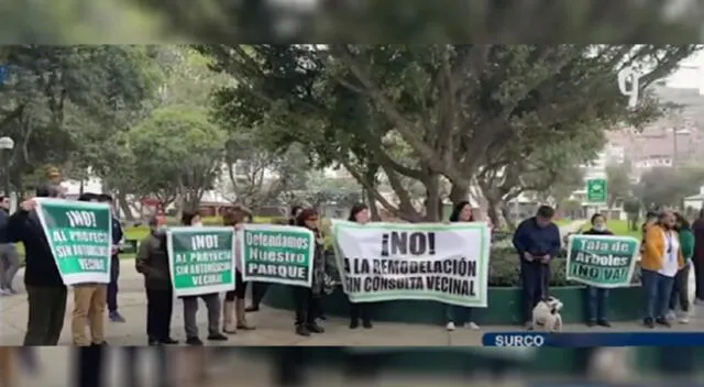 Vecinos de Surco protestando en contra de la remodelación de uno de sus parques