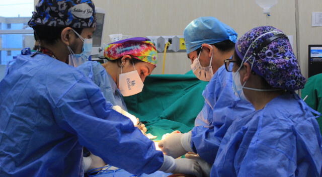Especialistas del hospital Sabogal realizando una operación