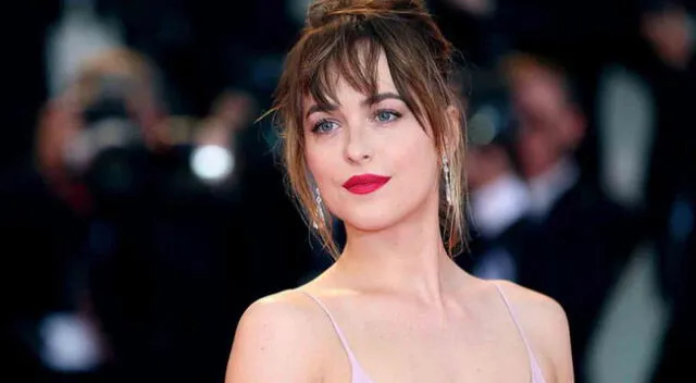 La protagonista de la trilogía 50 Sombras de Grey, Dakota Johnson, fue captada bajando del avión con el vocalista de Coldplay, Chris Martin.