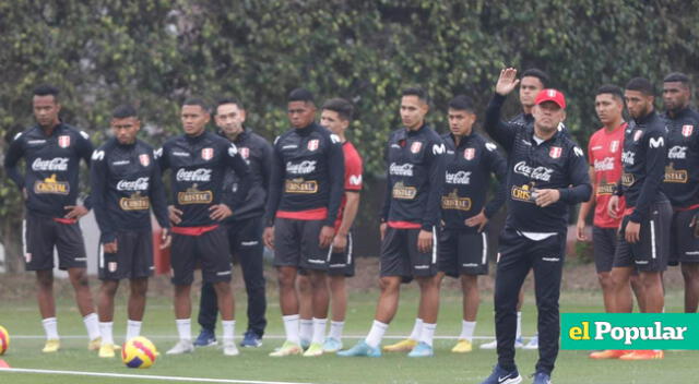 Juan Reynoso corrigió a los futbolistas de la selección peruana.