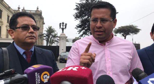 Abogado de Yenifer Paredes, Benji Espinosa declarando a la prensa fuera del Palacio de Gobierno