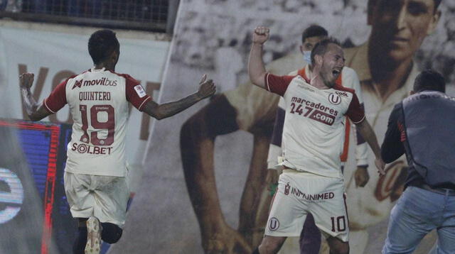 Teniendo el fondo de Lolo Fernández se da el  festejo efusivo de Novick al anotar el segundo  gol de Universitario.