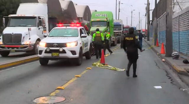 Efectivos policiales resguardando el lugar donde se registró el accidente