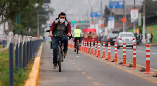 Ciclista utilizando ciclovía