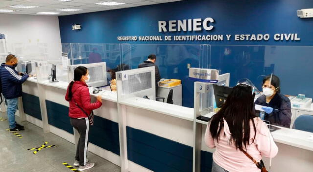 Oficina de la Reniec atendiendo a personal