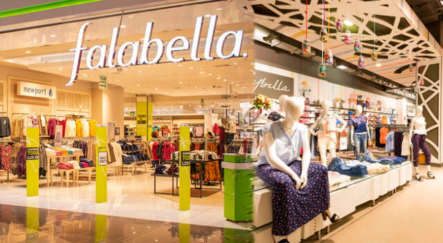 Fachada de una tienda de Saga Falabella junto a sus productos