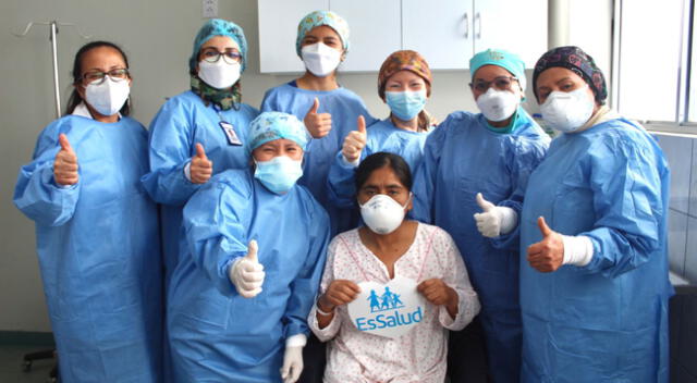 Personal de salud del Hospital Sabogal y paciente que recibió el trasplante de riñones