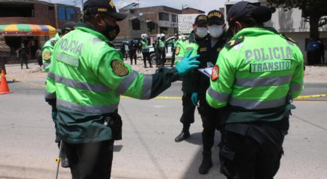 Efectivos policiales realizando diligencias en el lugar del accidente