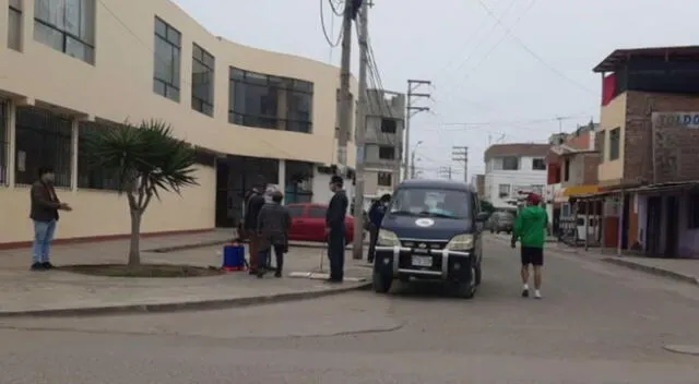 El hecho sucedió cuando un padre de familia llegaba a su casa en su moderna camioneta modelo Hilux.