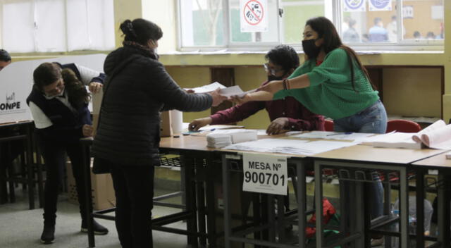 Peruanos votando por sus representantes
