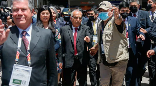 Aníbal Torres emitió su voto en el colegio Sagrado Corazón Sophianum, ubicado en San Isidro.