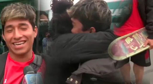 Con solo el abrazo de su madre, el campeón peruano volvió a Lima con la medalla de oro.