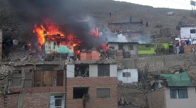 Fuerte incendio consume cinco viviendas en Los Olivos