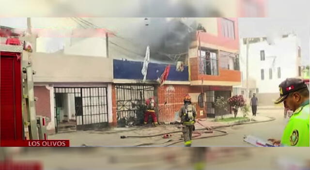 Bomberos tratando de controlar incendio en vivienda de Los Olivos