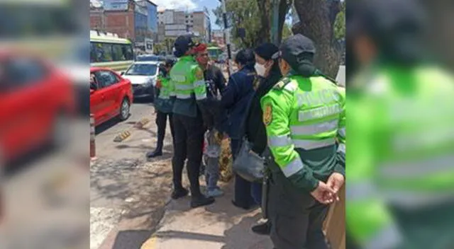 Niño es encontrado vendiendo caramelos y arriesgando su vida en las calles del Cusco.