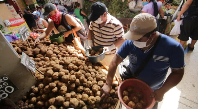 Clientes seleccionando las papas que llevarán a sus hogares