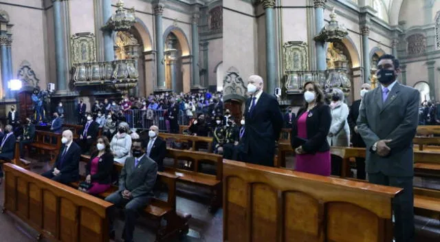 Dina Boluarte sacar los fieles de la Iglesia de las Nazarenas