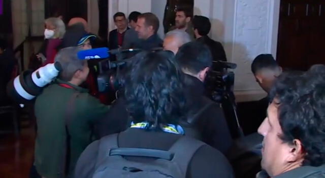 Los periodistas comentaron que la prensa extranjera fue llevada a otro salón para la conferencia.