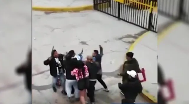 Jóvenes peleando en una Calle de Villa El Salvador