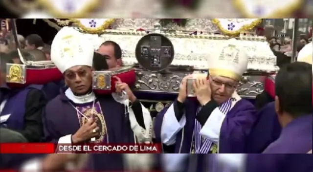 Monseñor Carlos Castillo cargando las andas del Señor de los Milagros