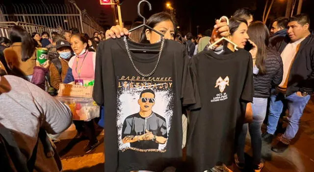 Los vendedores hacen su agosto afuera del Estadio Nacional en el primer concierto de Daddy Yankee.