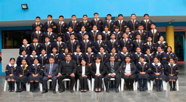 Los alumnos ingresantes junto a sus profesores