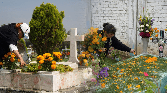 Mujeres honrando a sus muertos el 2 de noviembre.