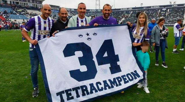 Hernán Barcos festejó con bandera que le da el título de 1934 a Alianza Lima.