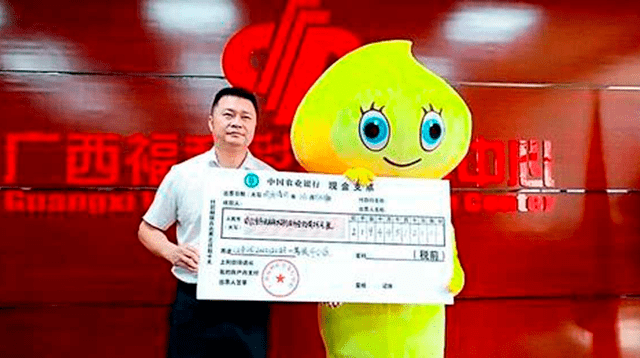 Li fue a cobrar el premio mayor de una lotería con un peculiar disfraz para que su familia no se entere.