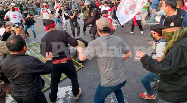 PNP  es agredido durante marcha contra Pedro Castillo.